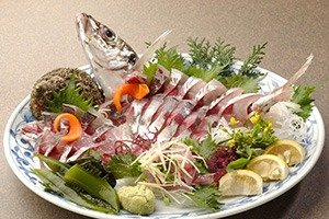 独特の歯ごたえが特徴の関あじの刺し身