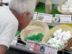 川徳牧場のやぎミルクと買い物客