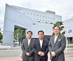 （中央）総支配人 佐藤義一 氏