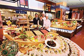 各館では現地の食材を使った料理をバイキング形式で提供している