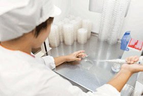白衣を着た医療従事者が机に向かって作業をしている様子