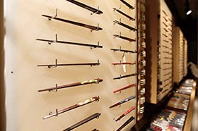 展示施設の壁に多数の箸が展示されている様子