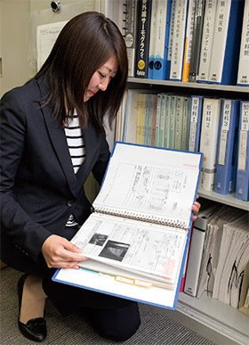 商品情報を整理する様子