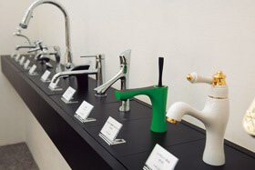 株式会社カクダイの製品である水栓金具(蛇口)の展示