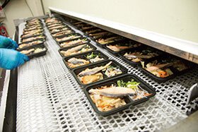 お弁当を製造する様子