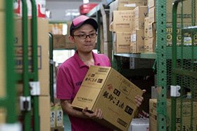 倉庫で作業をする様子