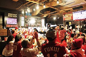 カープの応援で盛り上がる店内