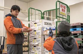 倉庫での作業の様子