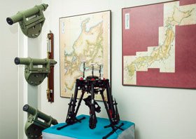 地図と測量器具