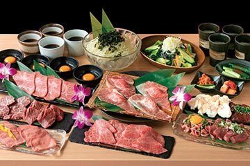様々な部位の肉の盛り合わせ写真