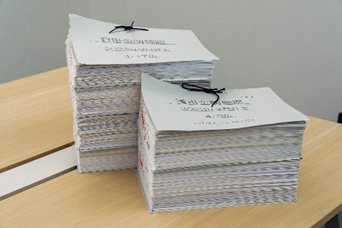 大阪支店で管理する1カ月分の請求書の束
