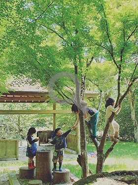 自然の中で遊ぶ子供たちの様子