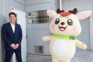 (右)フード事業部公式キャラクター エコジカ