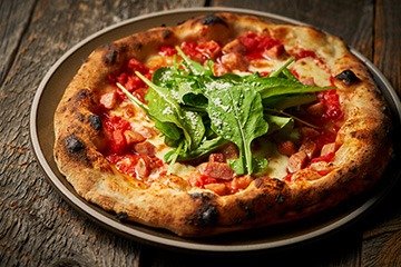 自家製ハーブソーセージとルッコラのピザ