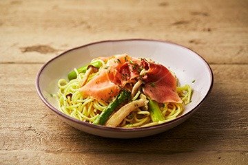 生ハムとキノコ、アスパラの地中海仕立てのペペロンチーノ