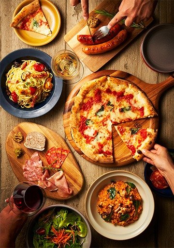 様々なイタリアン料理が並んだ食卓
