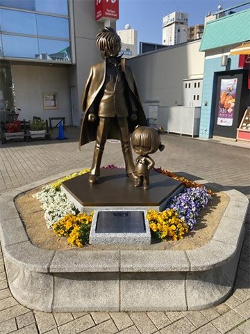 「ブラック・ジャック & ピノコ」 銅像が駅前に設置されています ©Tezuka Production