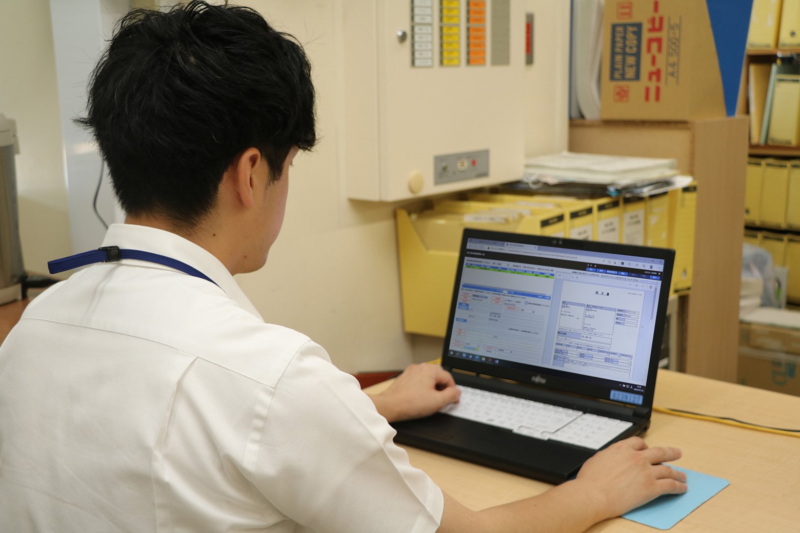 財務会計システムに連携された電子請求書を確認する様子