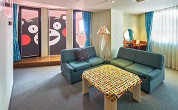 熊本のゆるキャラ「くまモン」が見えるホテル室内