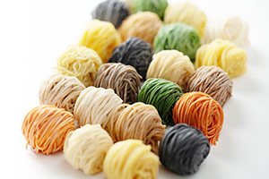 堅さ、太さの違うカラフルな麺が並んでいる