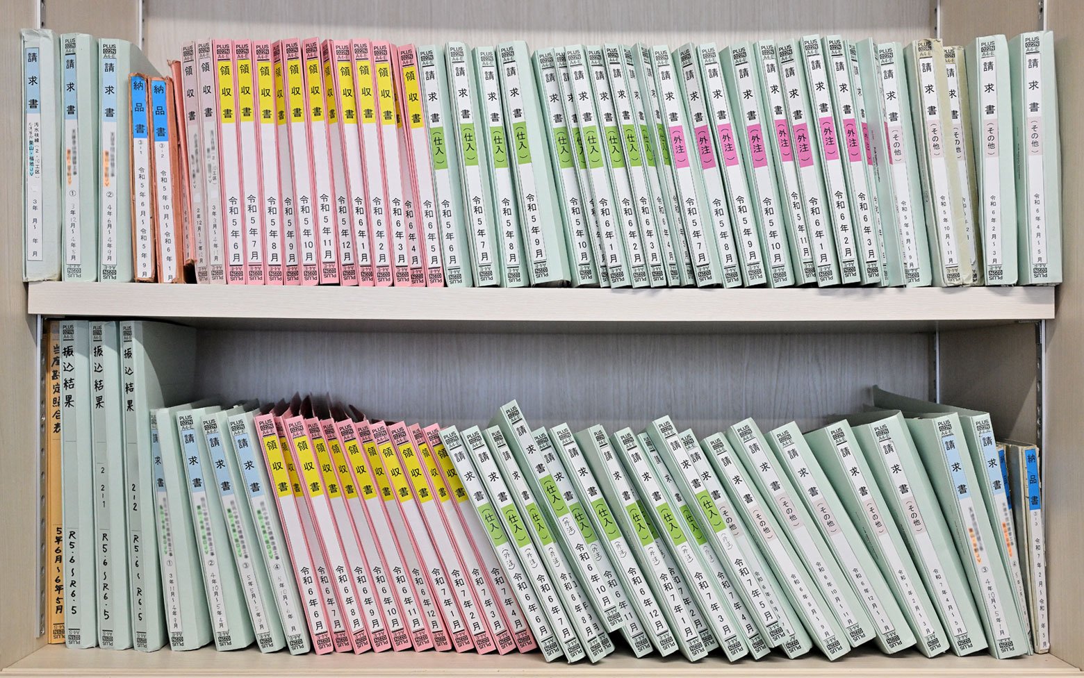 棚を埋めていた請求書や発注請書などの書類