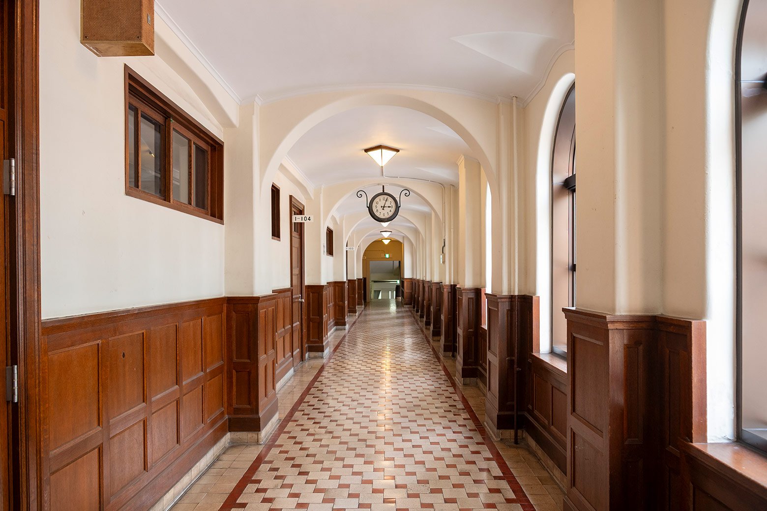 アーチ形の梁がヨーロッパの修道院を思わせる1号館の1階廊下