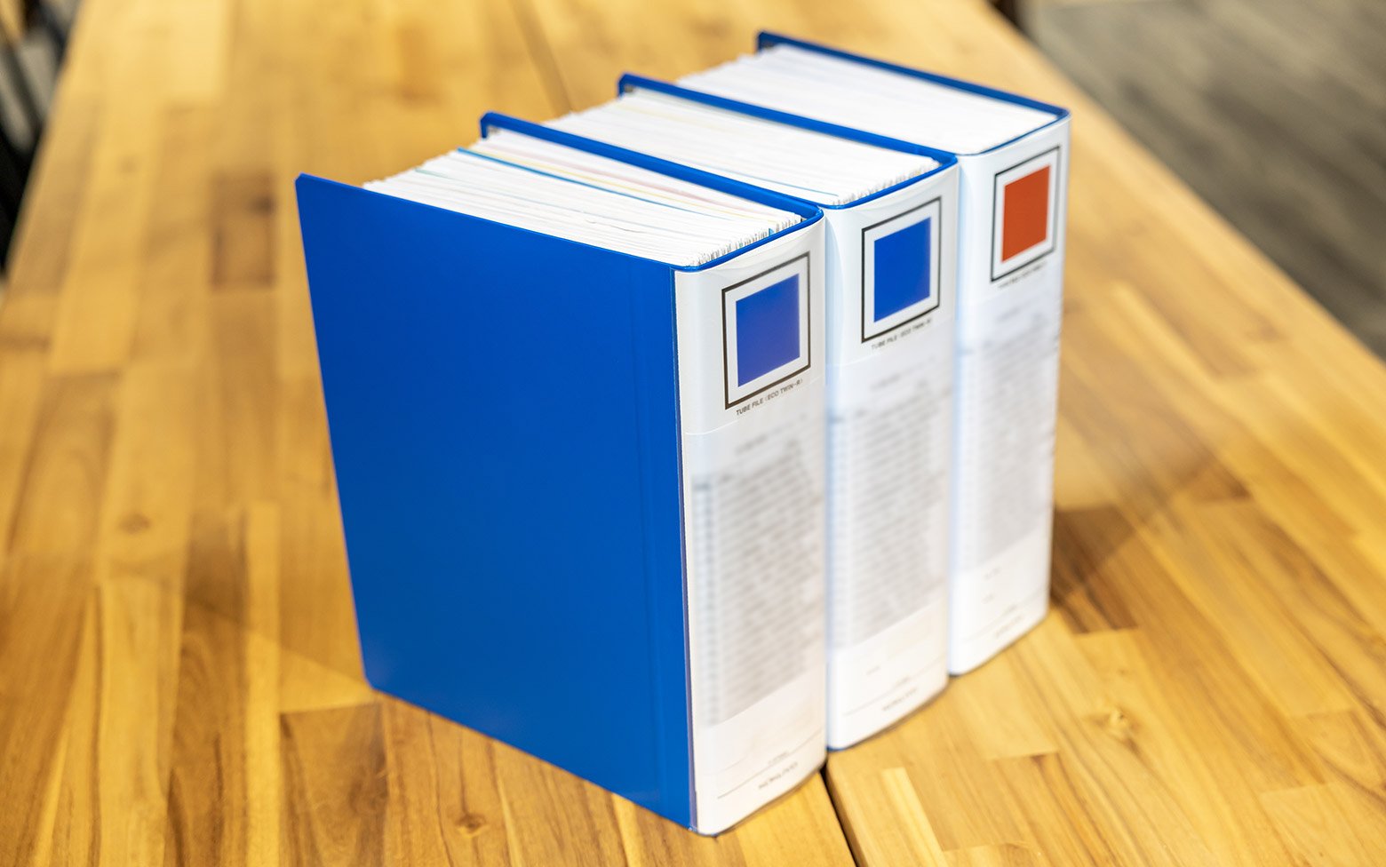 紙の書類は案件ごとに並べ替えてファイリングしている
