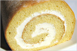 はったい粉のロールケーキ