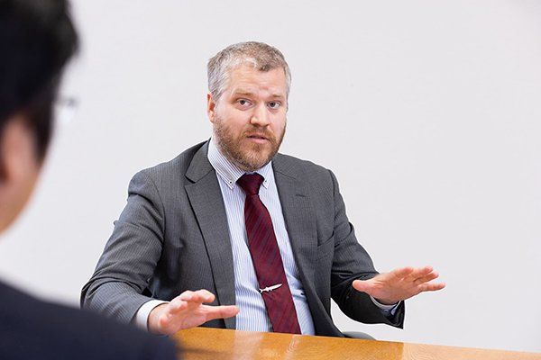 アダム・ベイェ(Adam Beije) 氏:スウェーデン大使館 広報・文化担当官