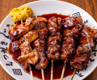「もつ焼き じんべえ」メニュー例：もつ焼き