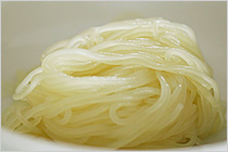 麺本来の食感が楽しめる生麺を使う