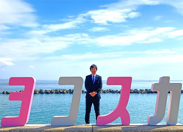 横須賀の岸で、デジタル・ガバメント推進室 推進担当 主査が立っている